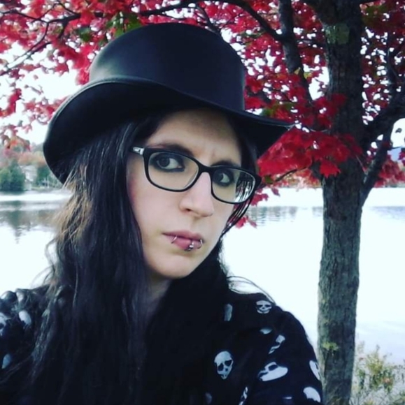 🦇 Meet your Posher, Laurie 🦇 - Picture 1 of 13